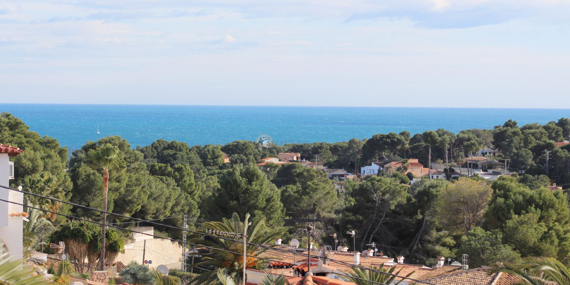 Comprar villa en Moraira con piscina y vistas al mar.
