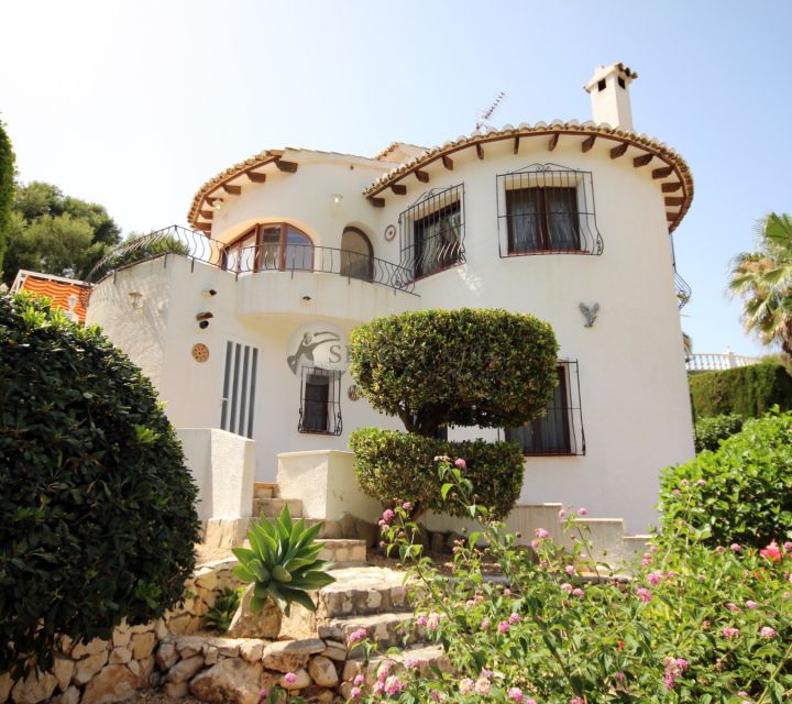 Creëer de gelukkigste familieherinneringen in deze charmante villa te koop in Arnella Moraira