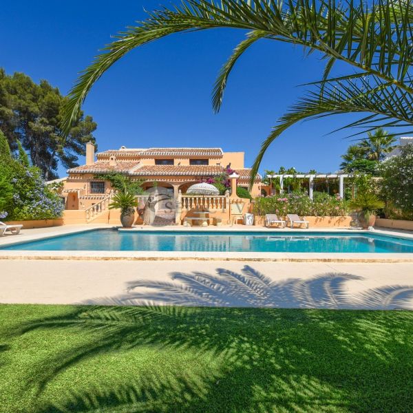 De verborgen parel van Javea: Een prachtige villa in Finca-stijl met privézwembad, mediterrane tuin en uitzicht op het platteland