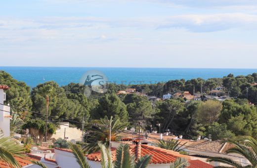 Koop villa in Moraira met uitzicht op het zwembad en de zee